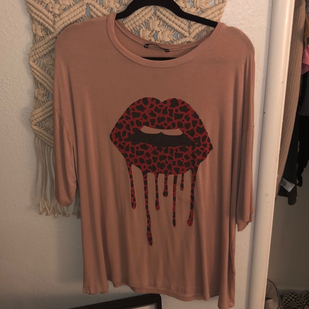 SHEIN. SIZE: M. Oversized blouse/t-shirt.